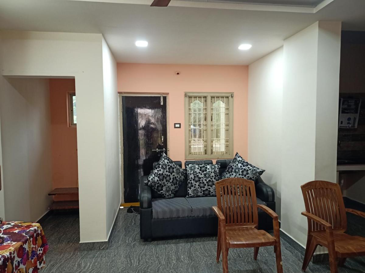 Sri Govinda Nilayam Home Stay 1 Visakhapatnam Buitenkant foto